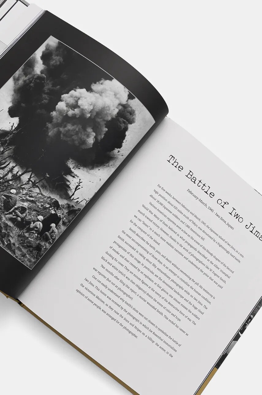 Книга home & lifestyle The 100 Photographs That Changed the World by Roberto Mottadelli, English колір золотий