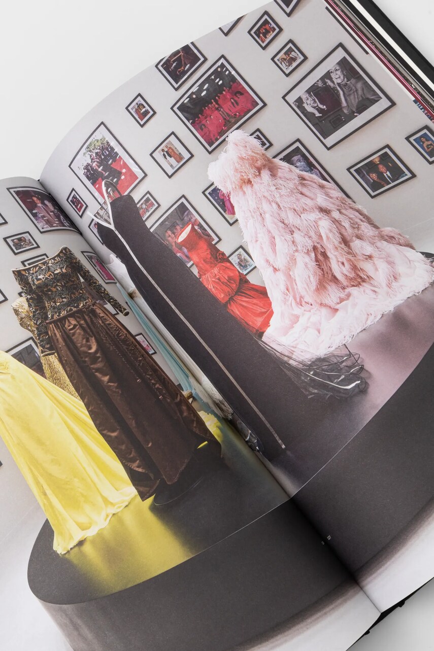Книга home & lifestyle Forever Valentino by Alexander Fury, English колір чорний