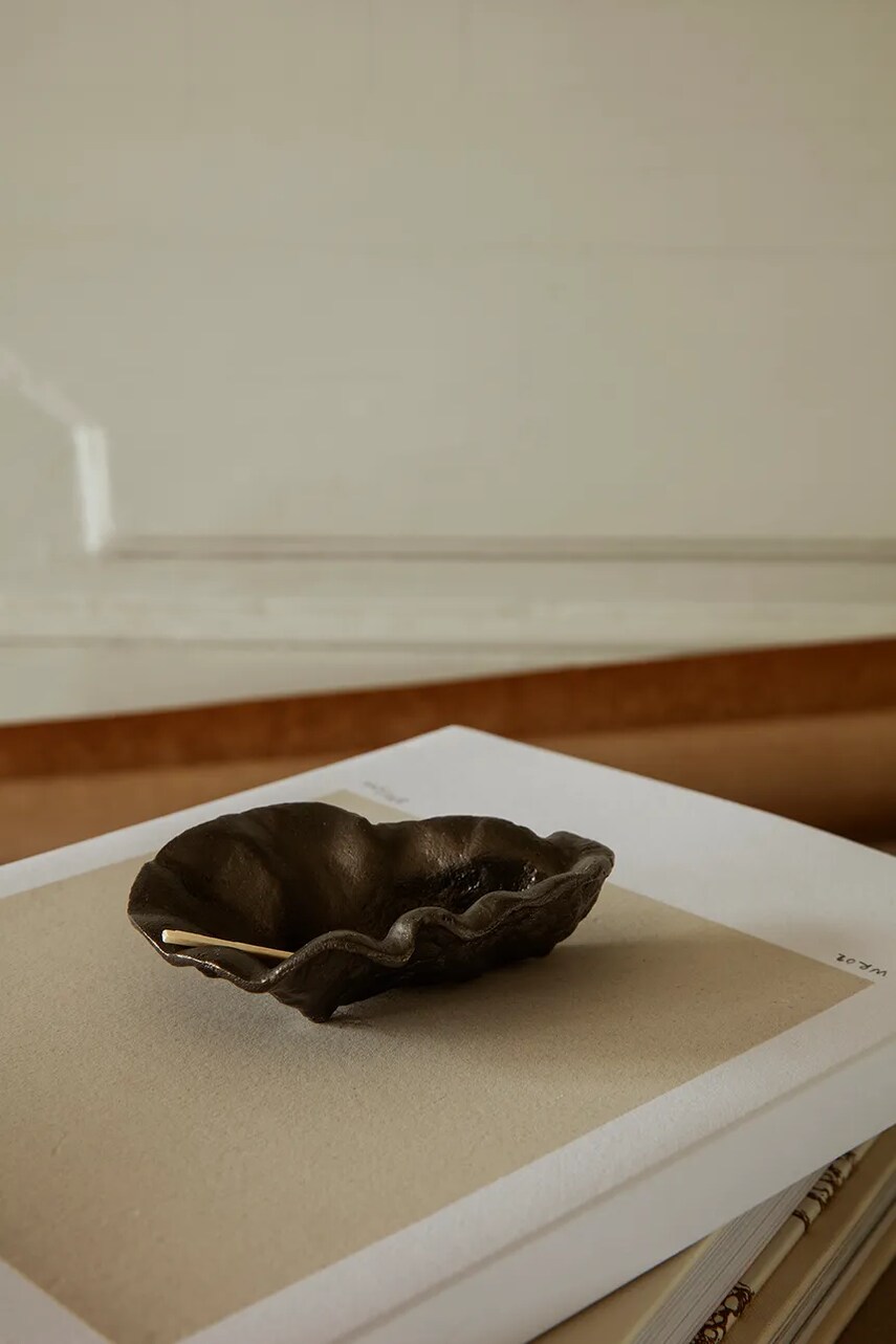Декоративне блюдо ferm LIVING Oyster колір чорний