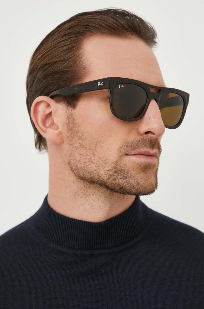 Сонцезахисні окуляри Ray-Ban колір коричневий
