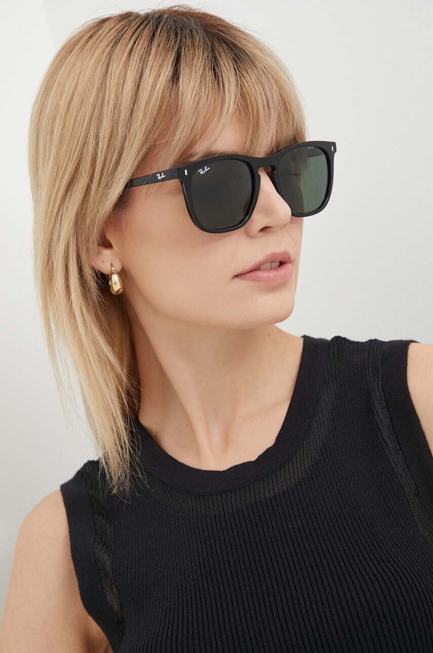 Сонцезахисні окуляри Ray-Ban колір чорний 0RB2210