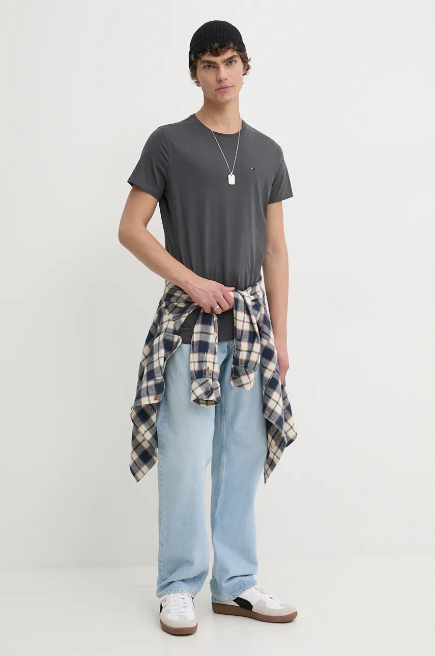 Бавовняна футболка Tommy Jeans чоловіча колір сірий однотонна DM0DM04411
