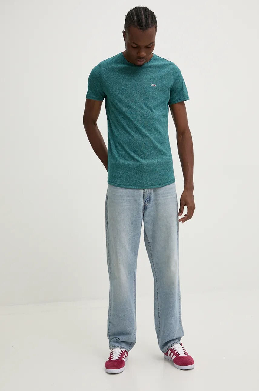 Футболка Tommy Jeans чоловіча колір зелений однотонна DM0DM09586