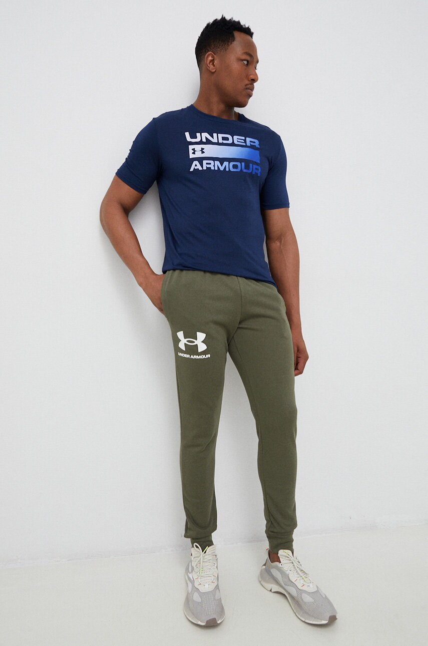 Тренувальна футболка Under Armour Team Issue Wordmark колір синій з принтом 1329582