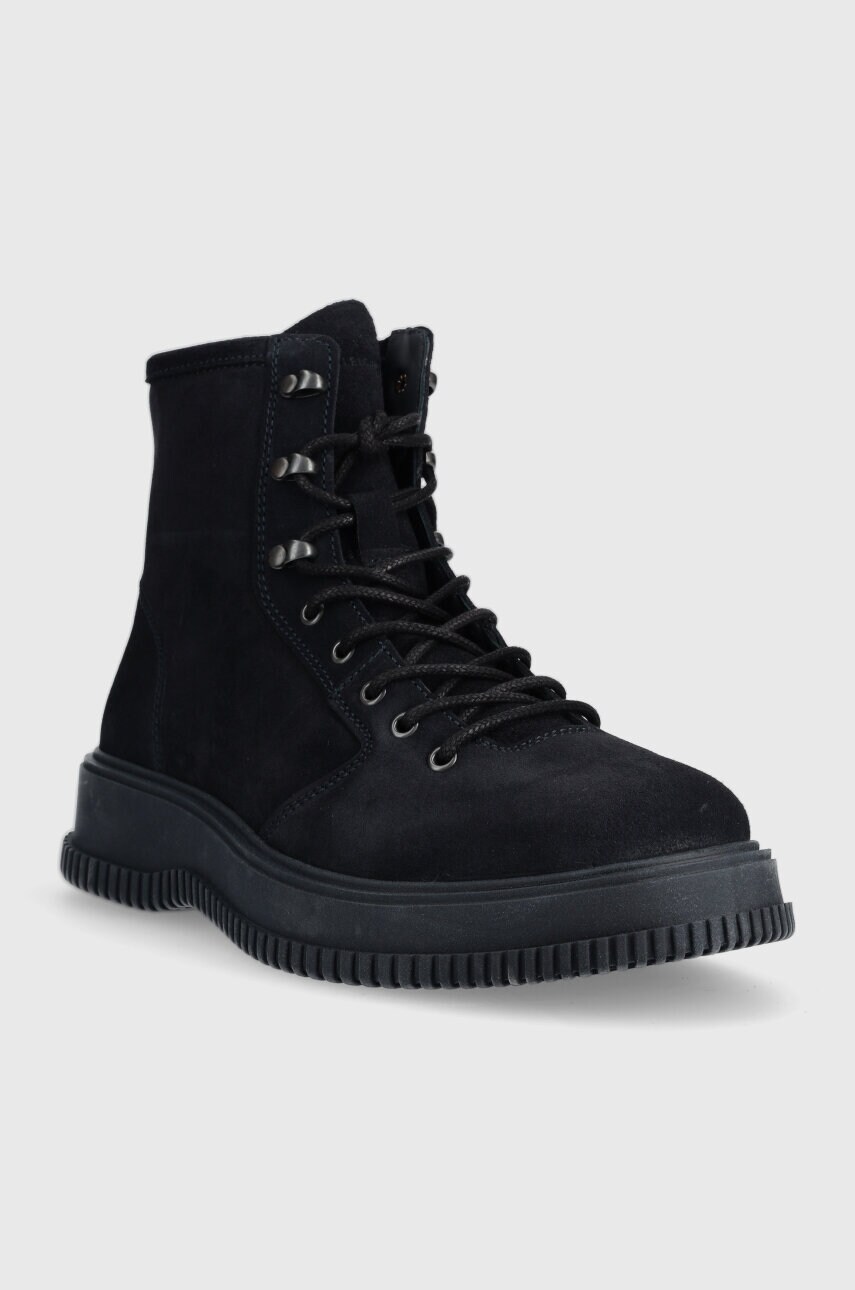 Замшеві кросівки Tommy Hilfiger TH EVERYDAY CLASS W SUEDE HOOKS чоловічі колір синій FM0FM04762