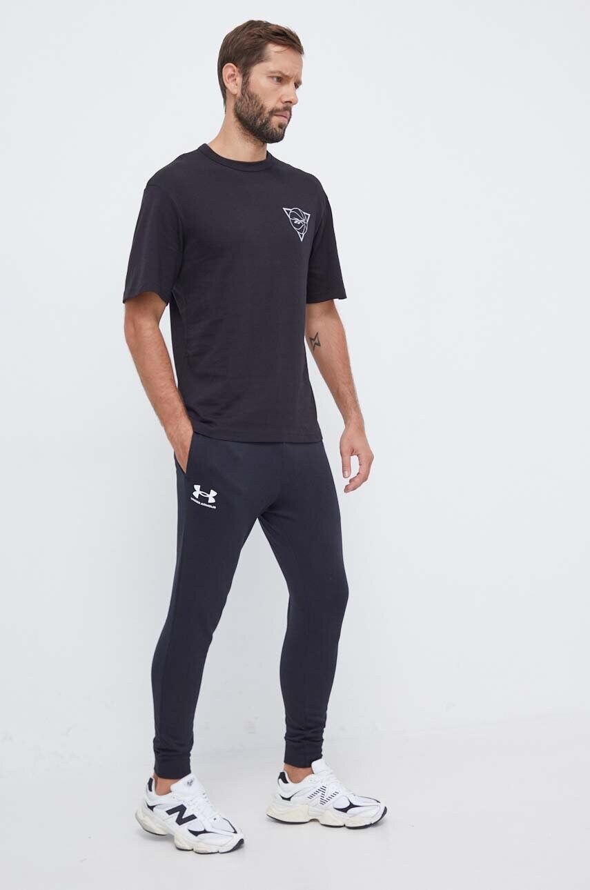 Спортивні штани Under Armour колір чорний з принтом