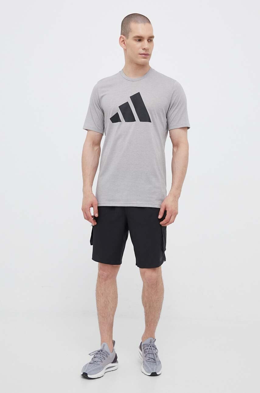 Тренувальна футболка adidas Performance Train Essentials Feelready Logo колір сірий з принтом