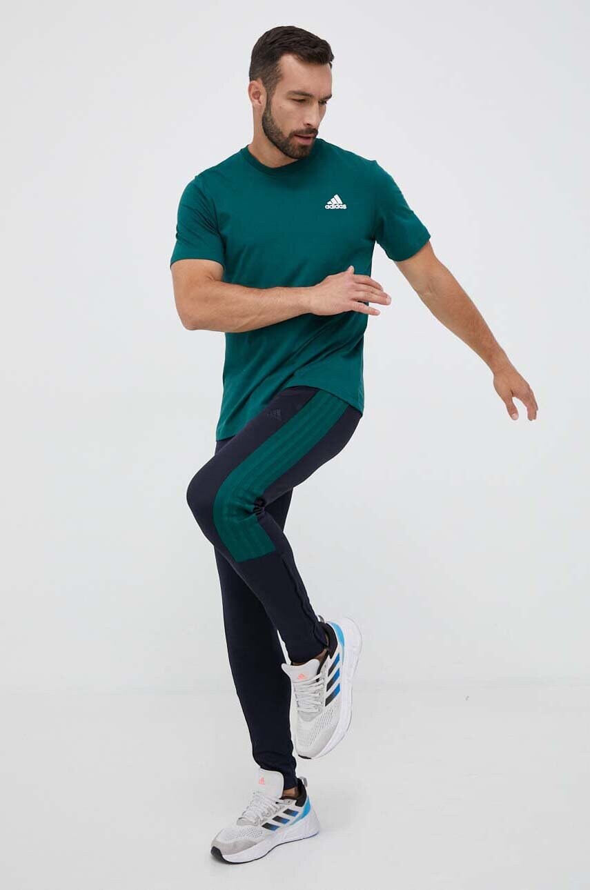 Бавовняна футболка adidas колір зелений однотонний