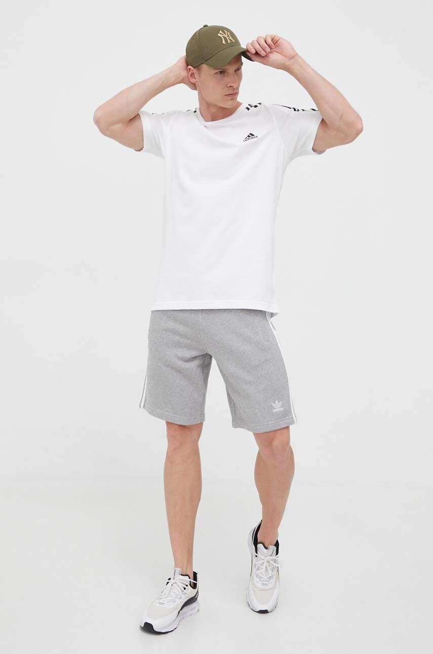 Бавовняна футболка adidas Essentials колір білий з аплікацією IC9343