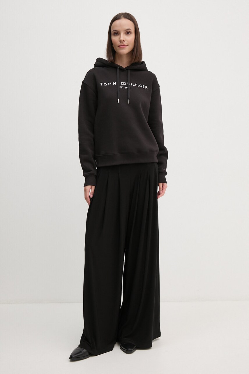 Кофта Tommy Hilfiger жіноча колір чорний з капюшоном з аплікацією WW0WW43598