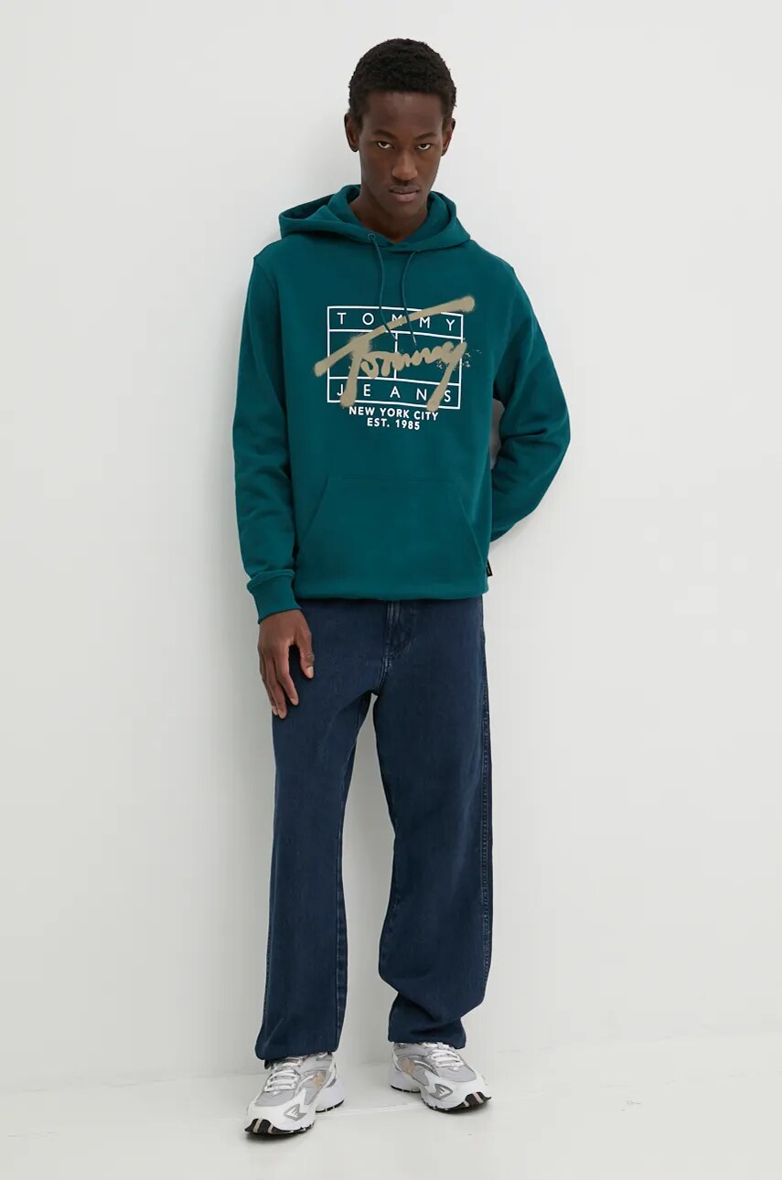 Бавовняна кофта Tommy Jeans чоловіча колір зелений з капюшоном з принтом DM0DM20593