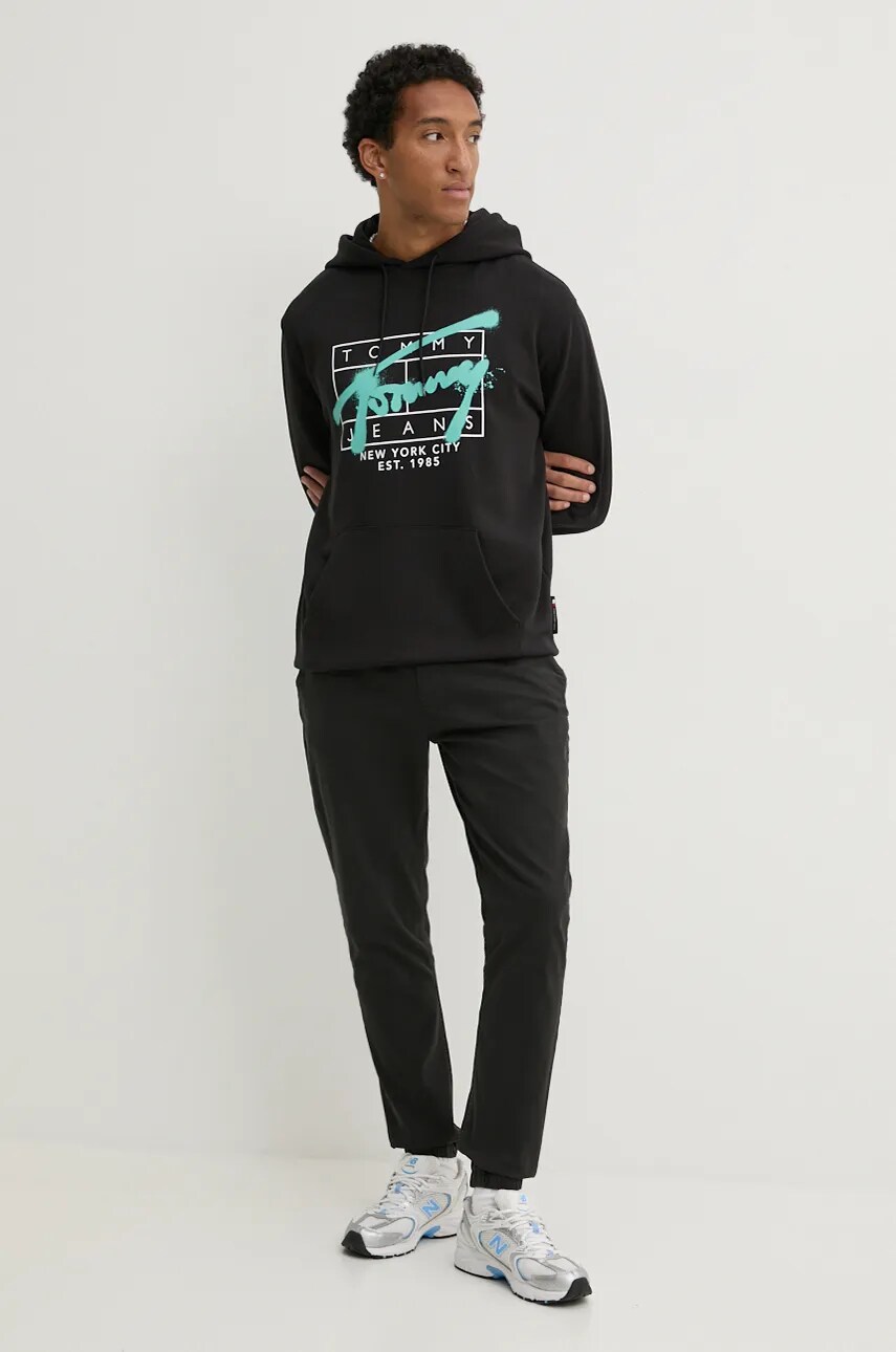 Бавовняна кофта Tommy Jeans чоловіча колір чорний з капюшоном з принтом DM0DM20593