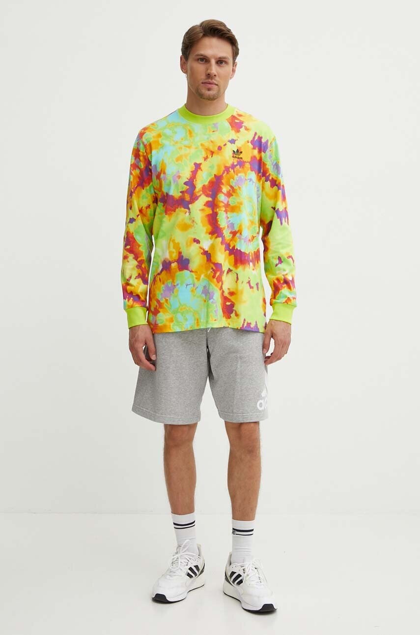 Бавовняний лонгслів adidas Originals колір зелений візерунок IZ0093