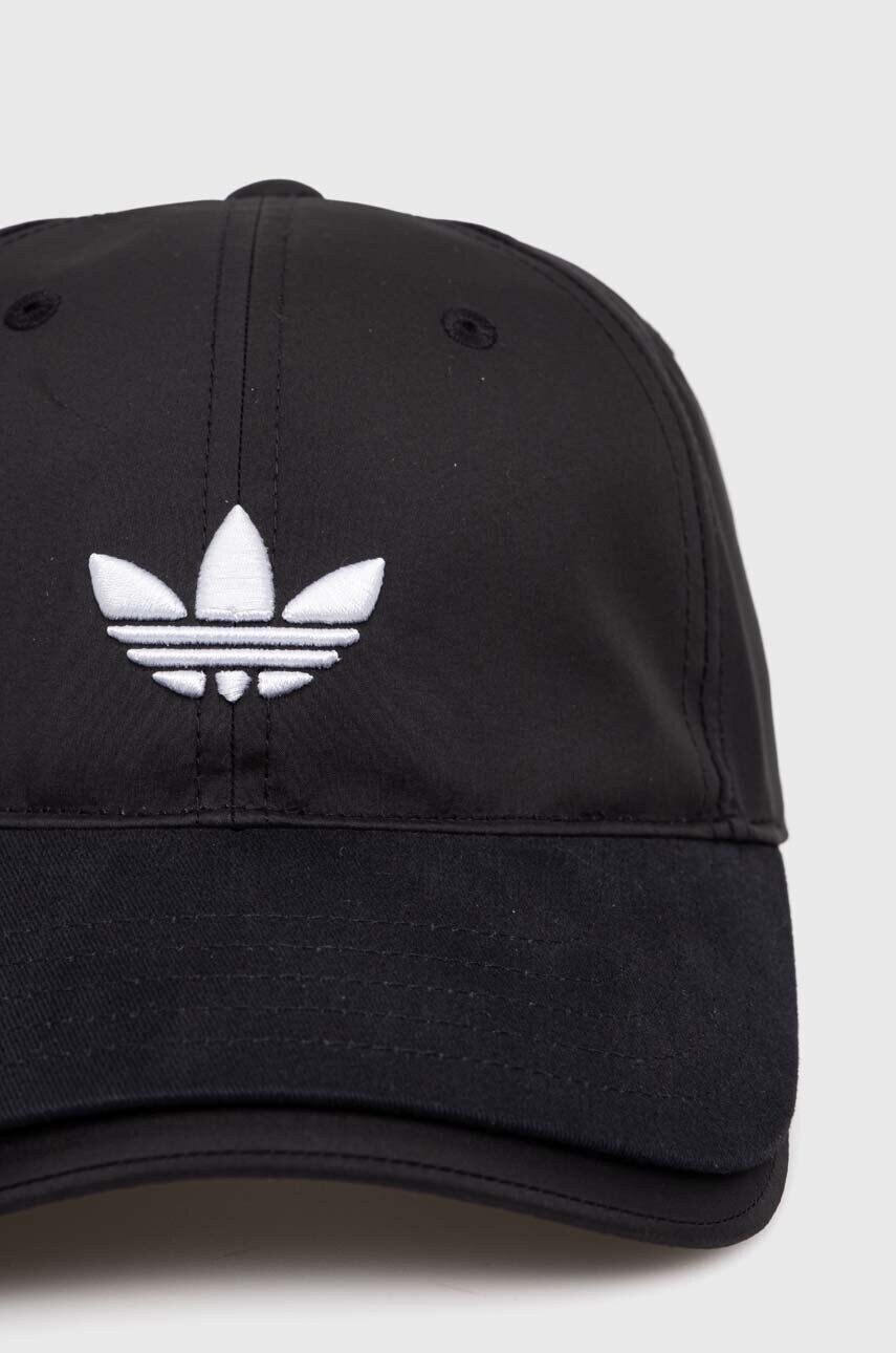 Кепка adidas Originals колір чорний з аплікацією IW8626