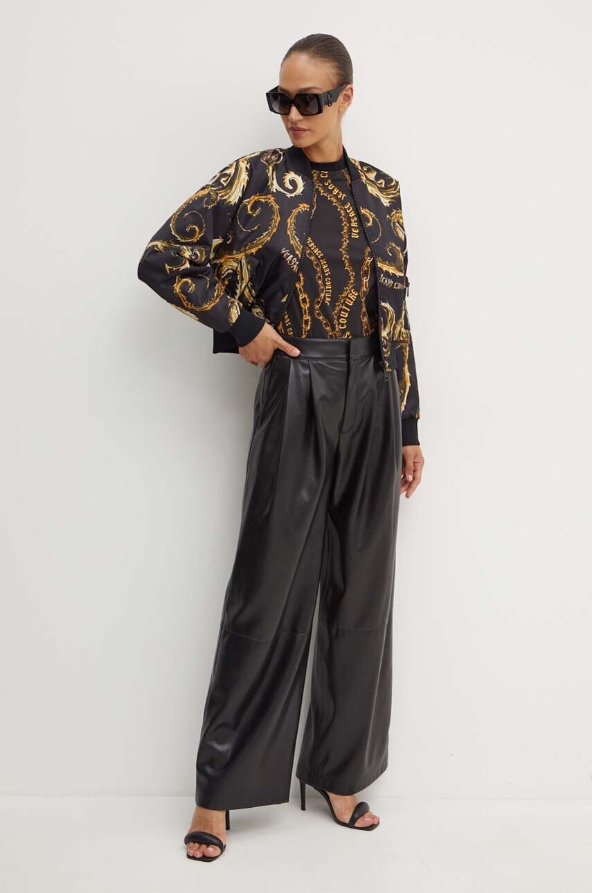 Куртка-бомбер Versace Jeans Couture жіноча колір чорний перехідна oversize 77HAS408 CQD64
