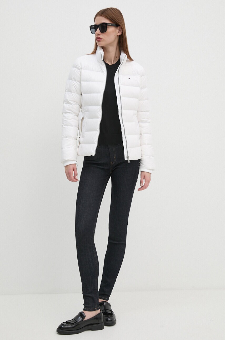 Пухова куртка Tommy Jeans жіноча колір білий зимова DW0DW18826