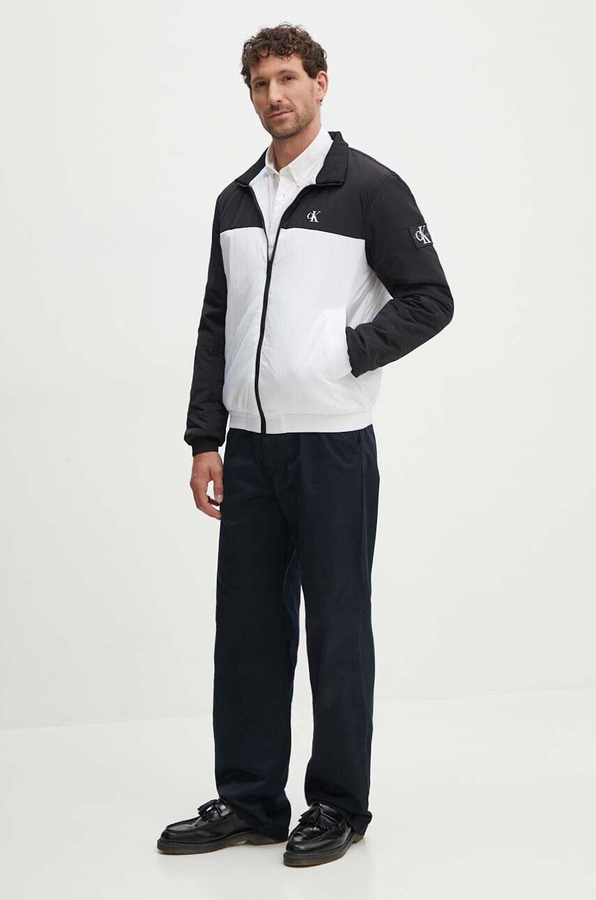 Куртка-бомбер Calvin Klein Jeans чоловіча колір білий перехідна J30J325592