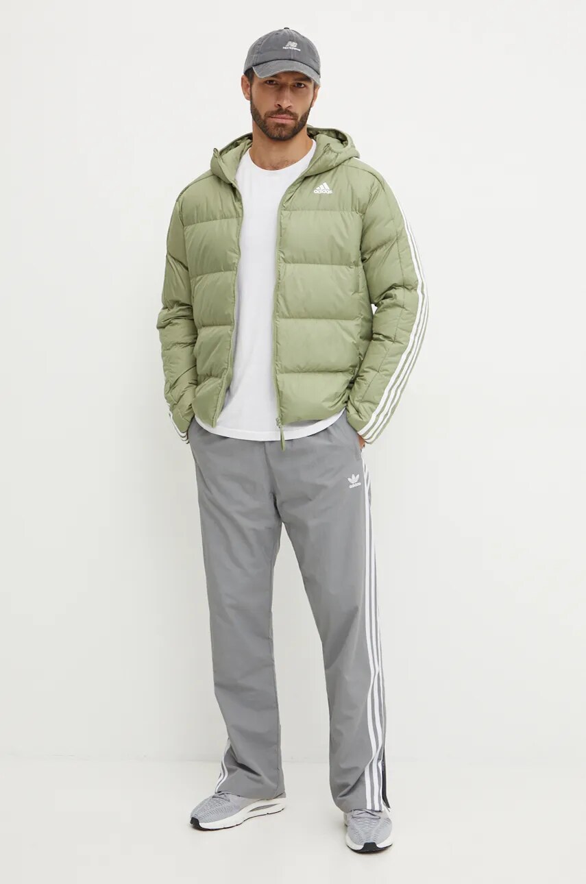Пухова куртка adidas Essentials чоловіча колір зелений зимова IX8905