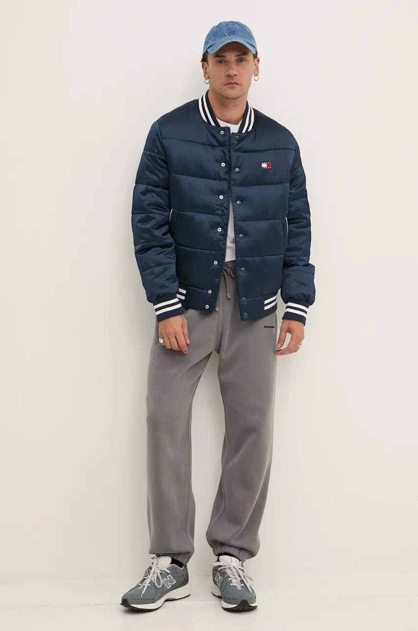 Куртка-бомбер Tommy Jeans чоловіча колір синій зимова oversize DM0DM20468