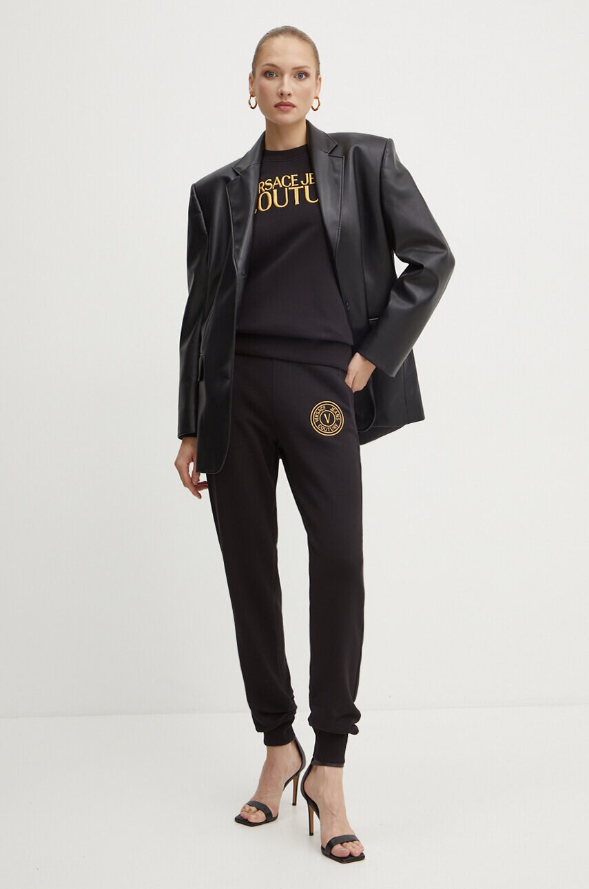 Бавовняні спортивні штани Versace Jeans Couture колір чорний з аплікацією 77HAAT00 CF01T