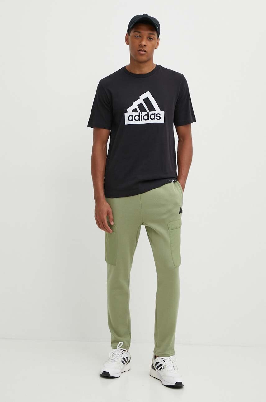 Спортивні штани adidas City Escape колір зелений з аплікацією IV7419