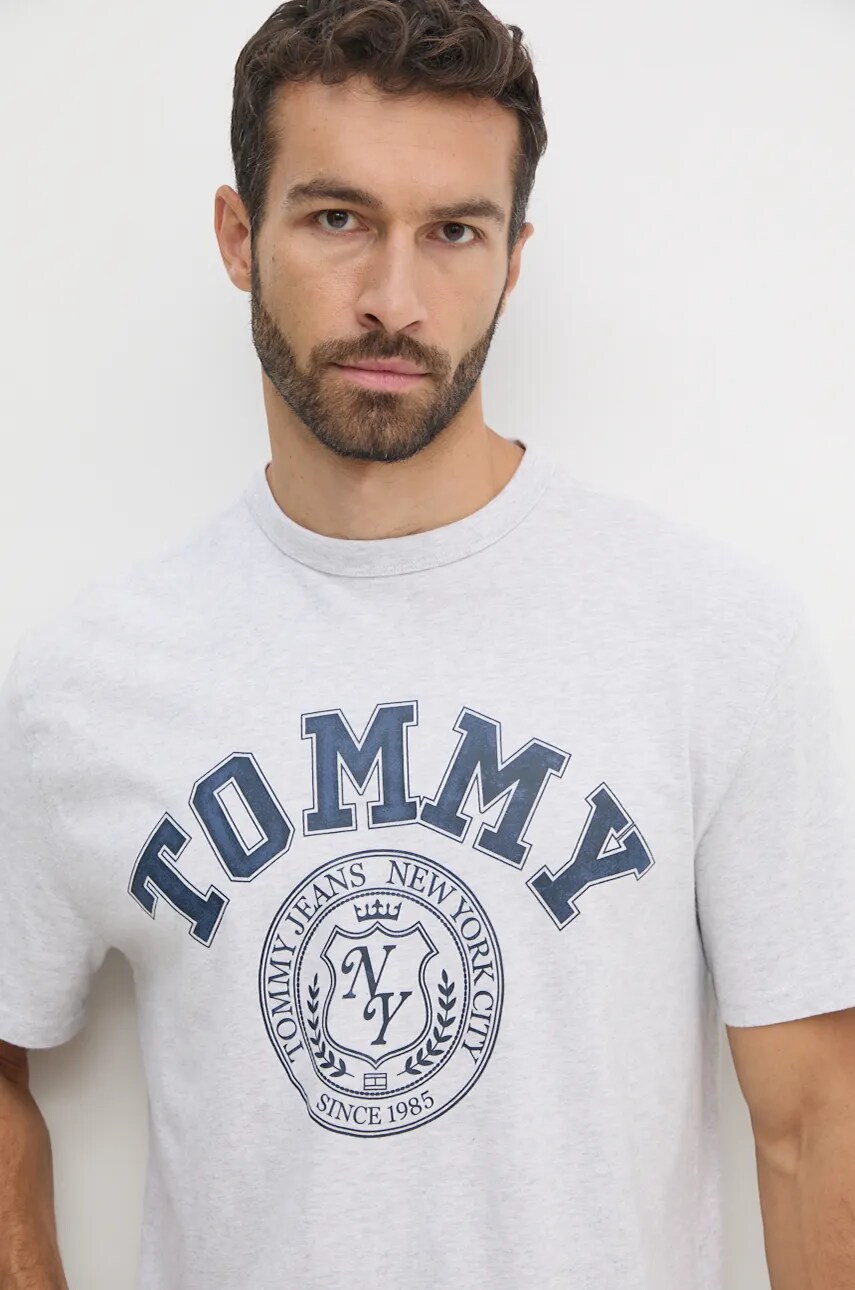 Бавовняна футболка Tommy Jeans чоловіча колір сірий з принтом DM0DM18542