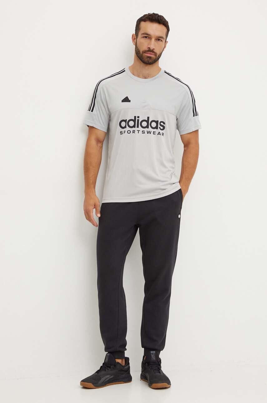 Футболка adidas Tiro чоловіча колір сірий з принтом IW5958
