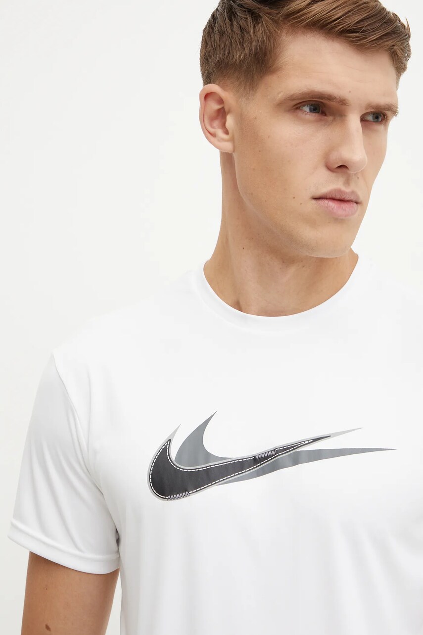Спортивна футболка Nike Stacked Swoosh колір білий з принтом NESSE512