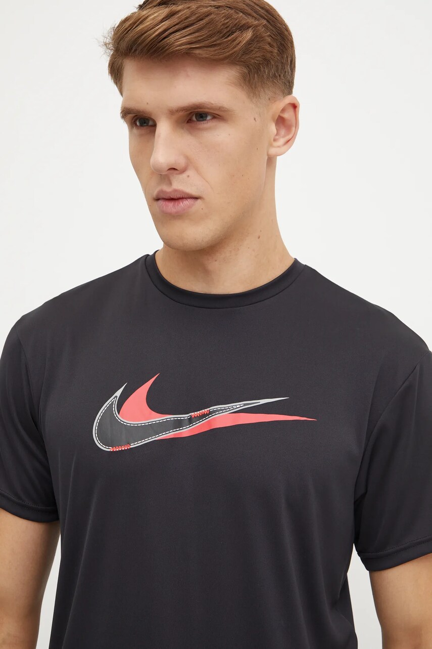 Спортивна футболка Nike Stacked Swoosh колір чорний з принтом NESSE512
