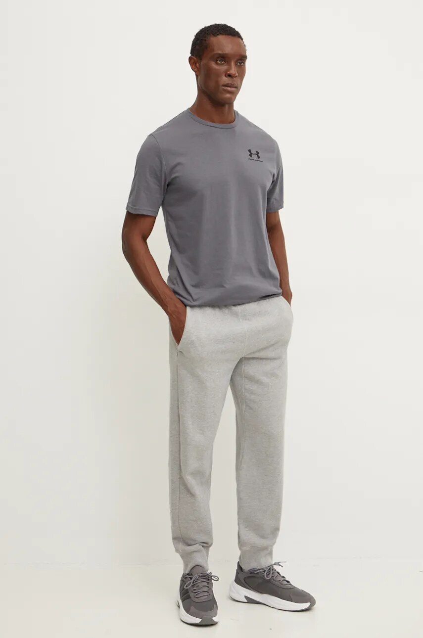 Купити Футболка Under Armour SPORTSTYLE LEFT CHEST чоловіча колір сірий однотонна 1326799 – головне зображення
