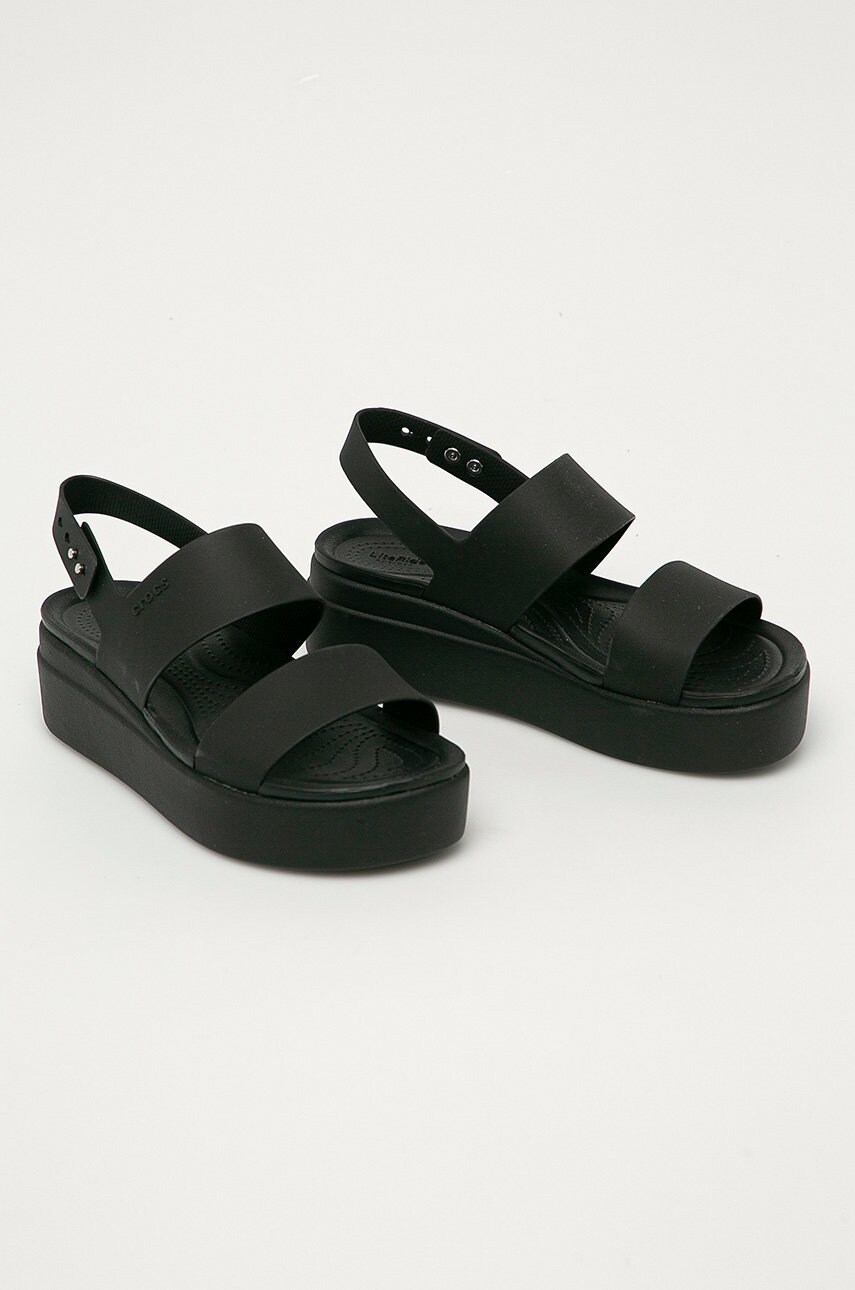 Сандалі Crocs Crocs Brooklyn Low Wedge W жіночі колір чорний KLYN.LOW.WEDGE.W.206453-BLACK/BLAC