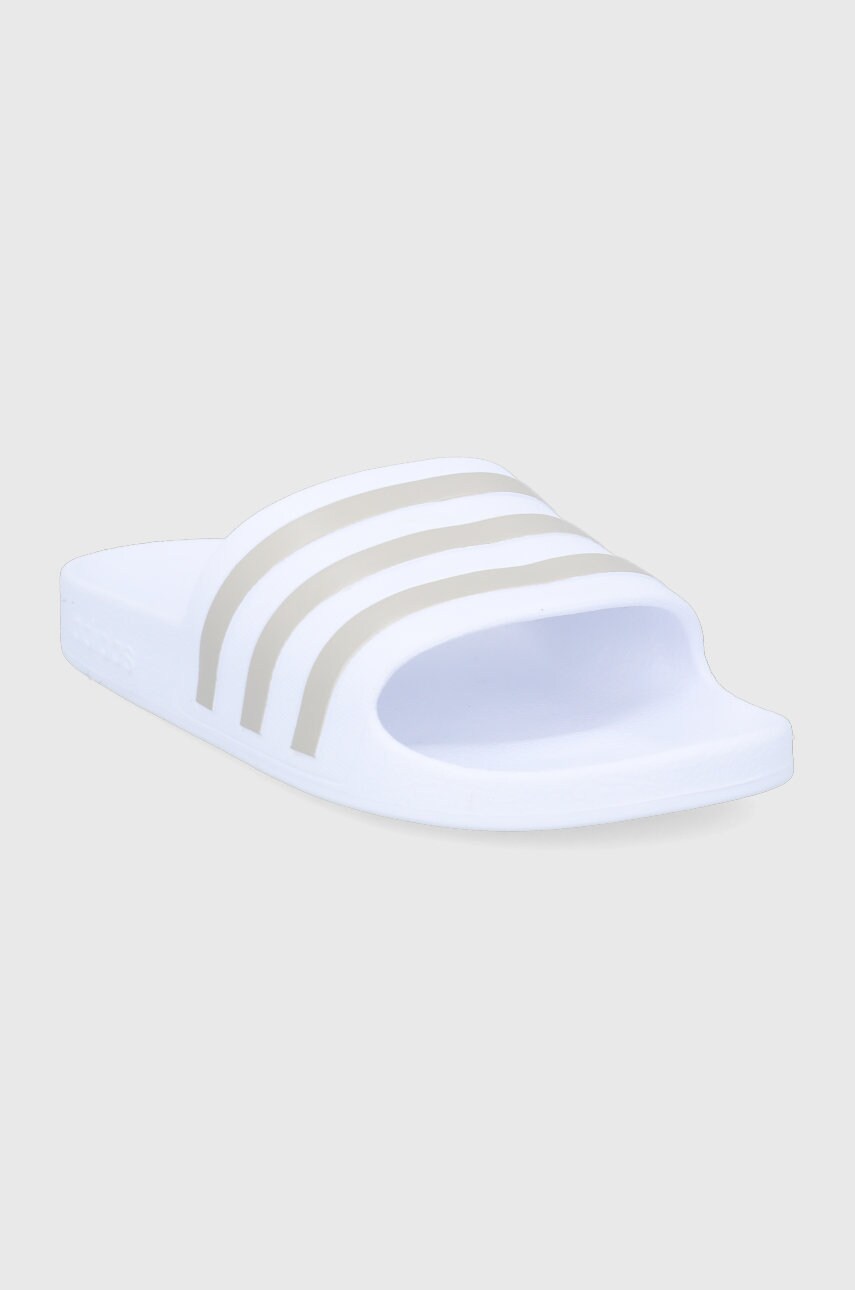 Шльопанці adidas Adilette жіночі колір білий