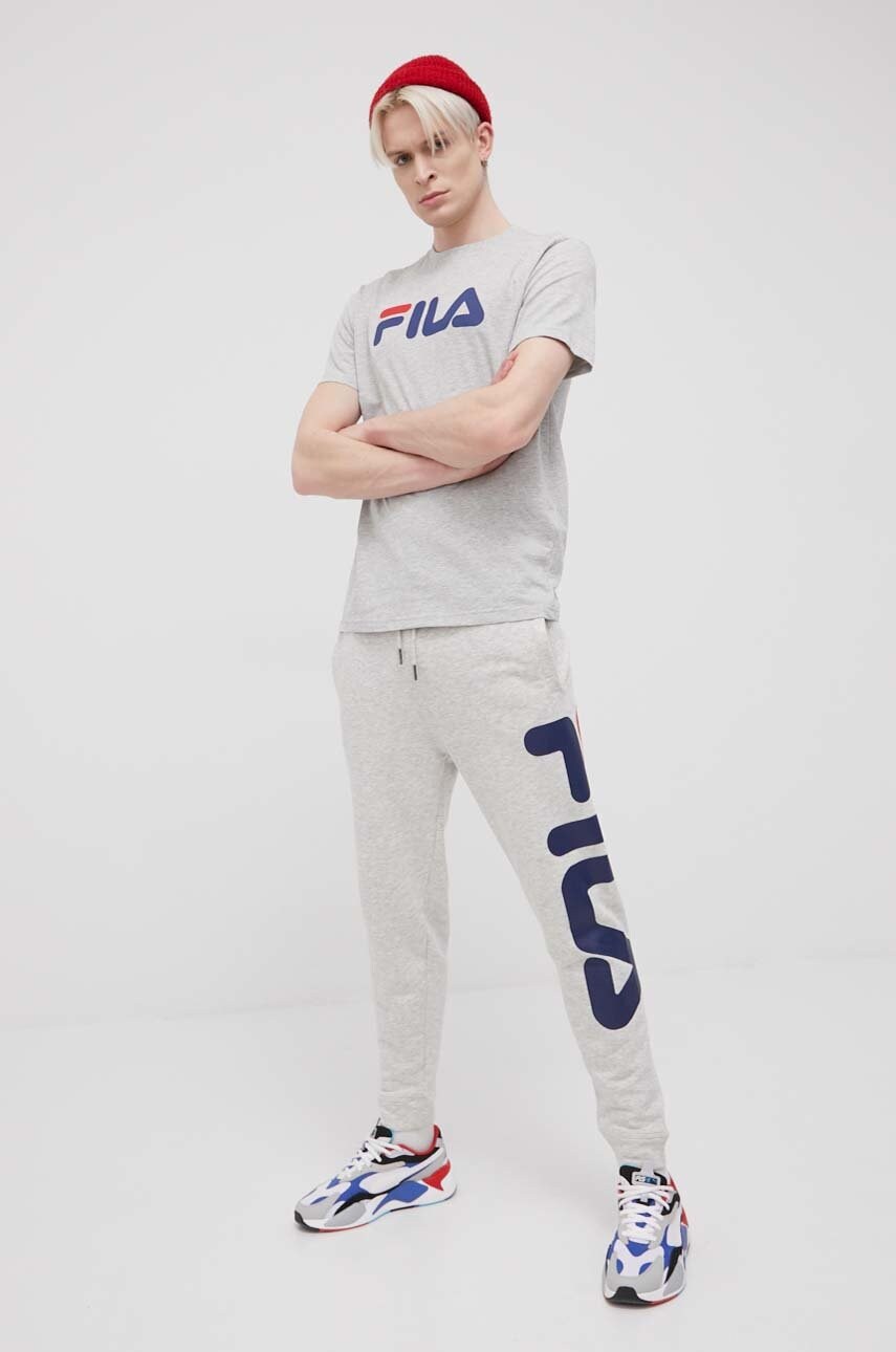 Бавовняна футболка Fila колір сірий з принтом
