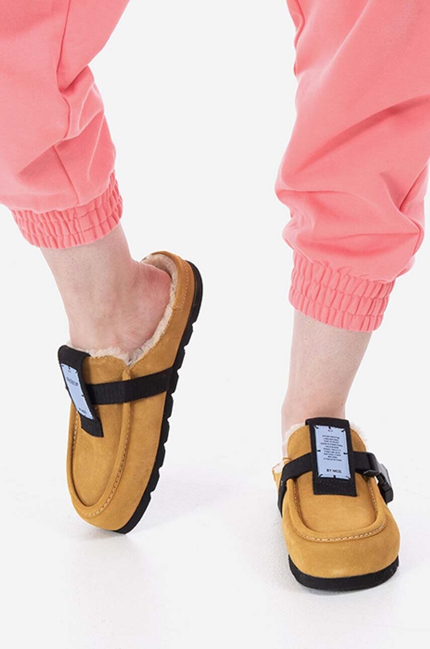 Замшеві шльопанці MCQ Grow-Up колір жовтий 682023R27982001-YELLOW