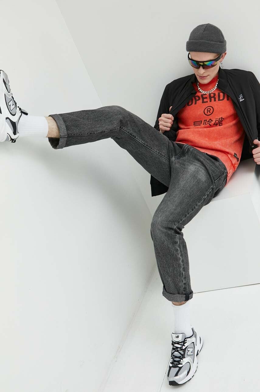 Куртка-бомбер Superdry чоловічий колір чорний перехідна