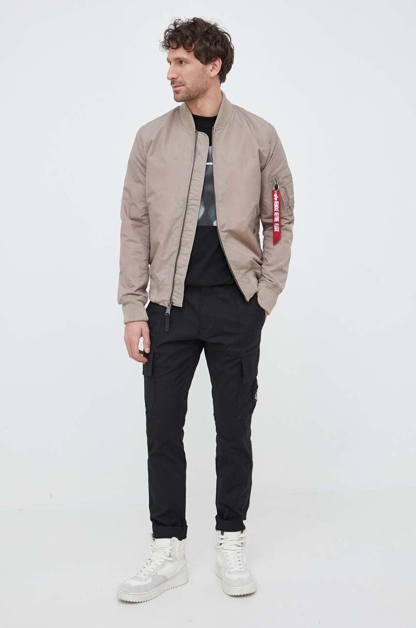 Куртка-бомбер Alpha Industries чоловічий колір бежевий перехідна