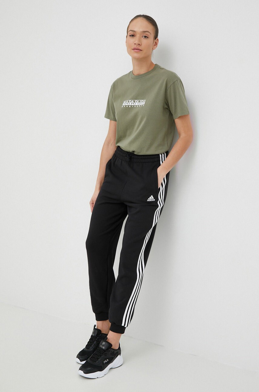Бавовняні спортивні штани adidas жіночі колір чорний з аплікацією