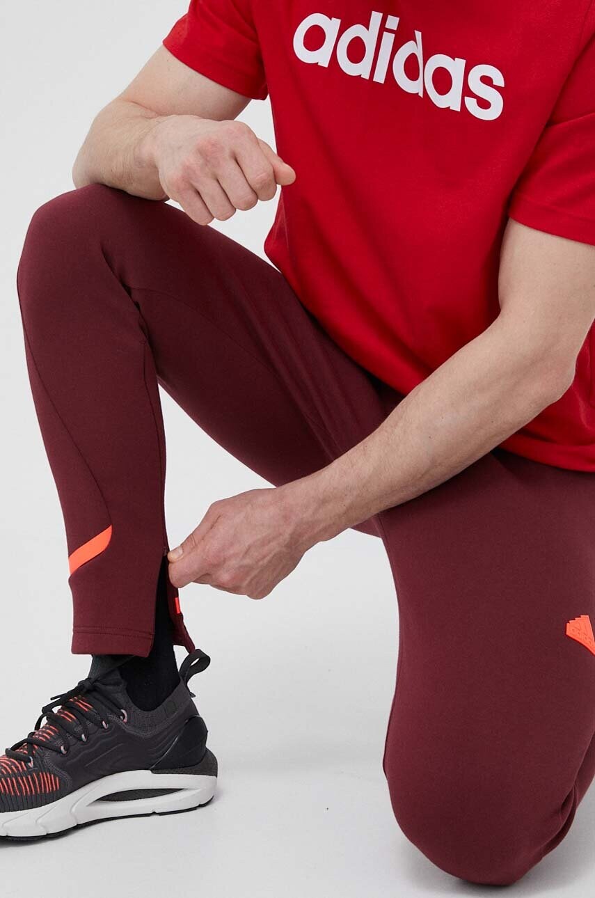 Спортивні штани adidas колір бордовий з аплікацією