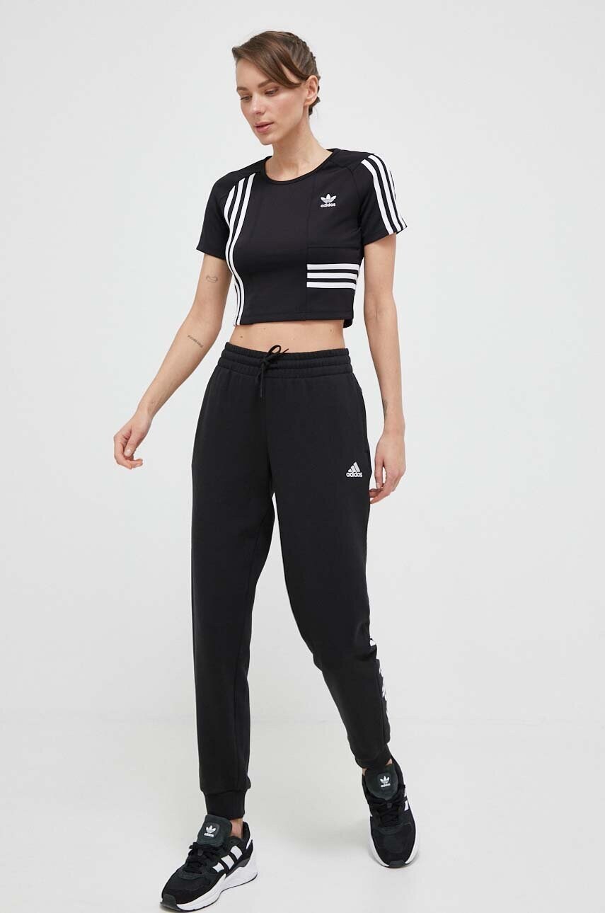 Футболка adidas Originals жіночий колір чорний