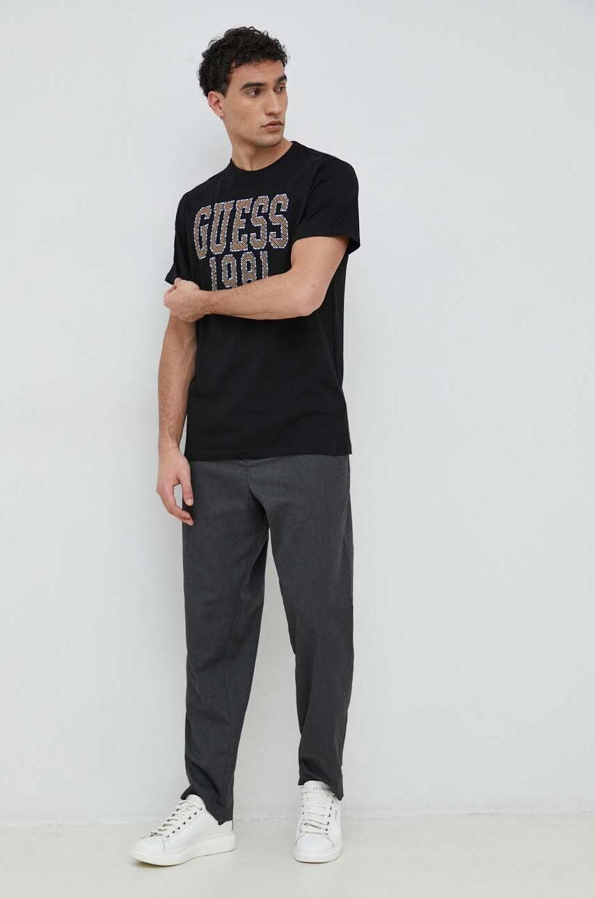 Бавовняна футболка Guess колір чорний з аплікацією