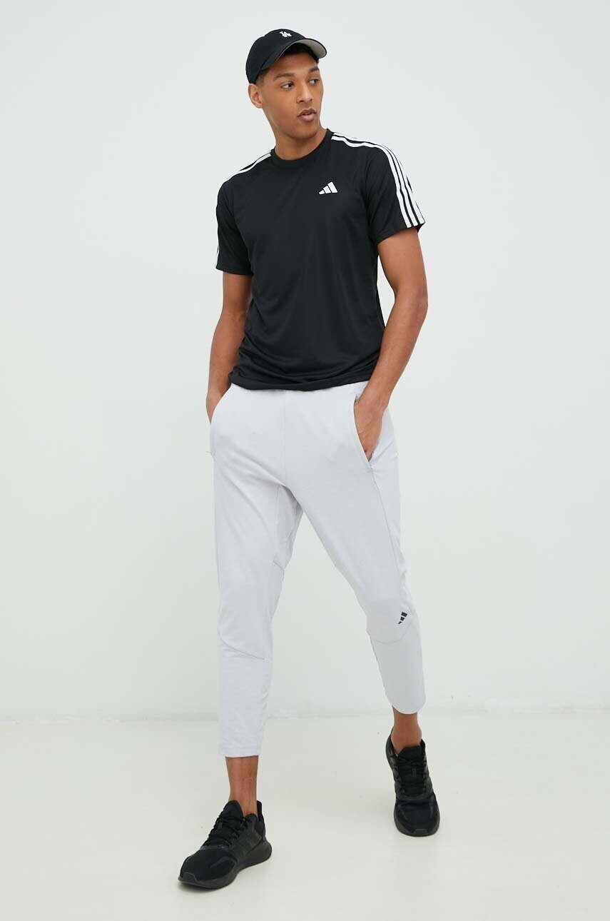 Тренувальна футболка adidas Performance Train Essentials колір чорний з принтом
