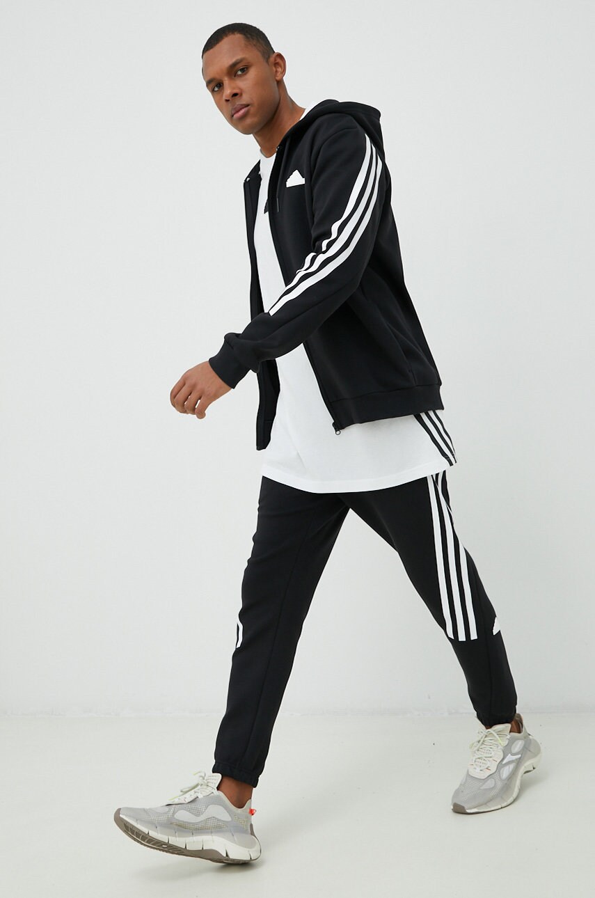 Бавовняна футболка adidas колір білий з аплікацією