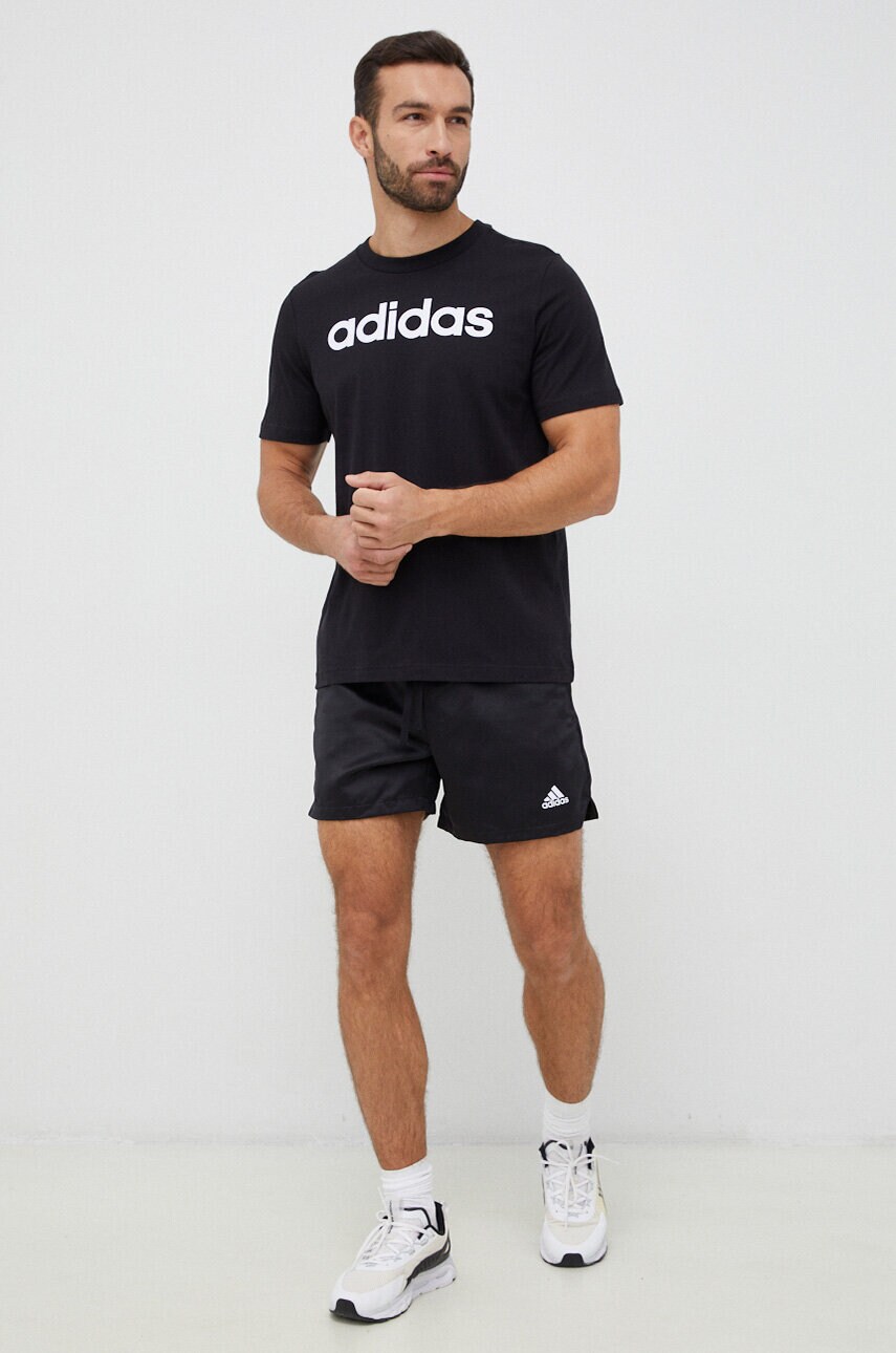 Бавовняна футболка adidas колір чорний з принтом