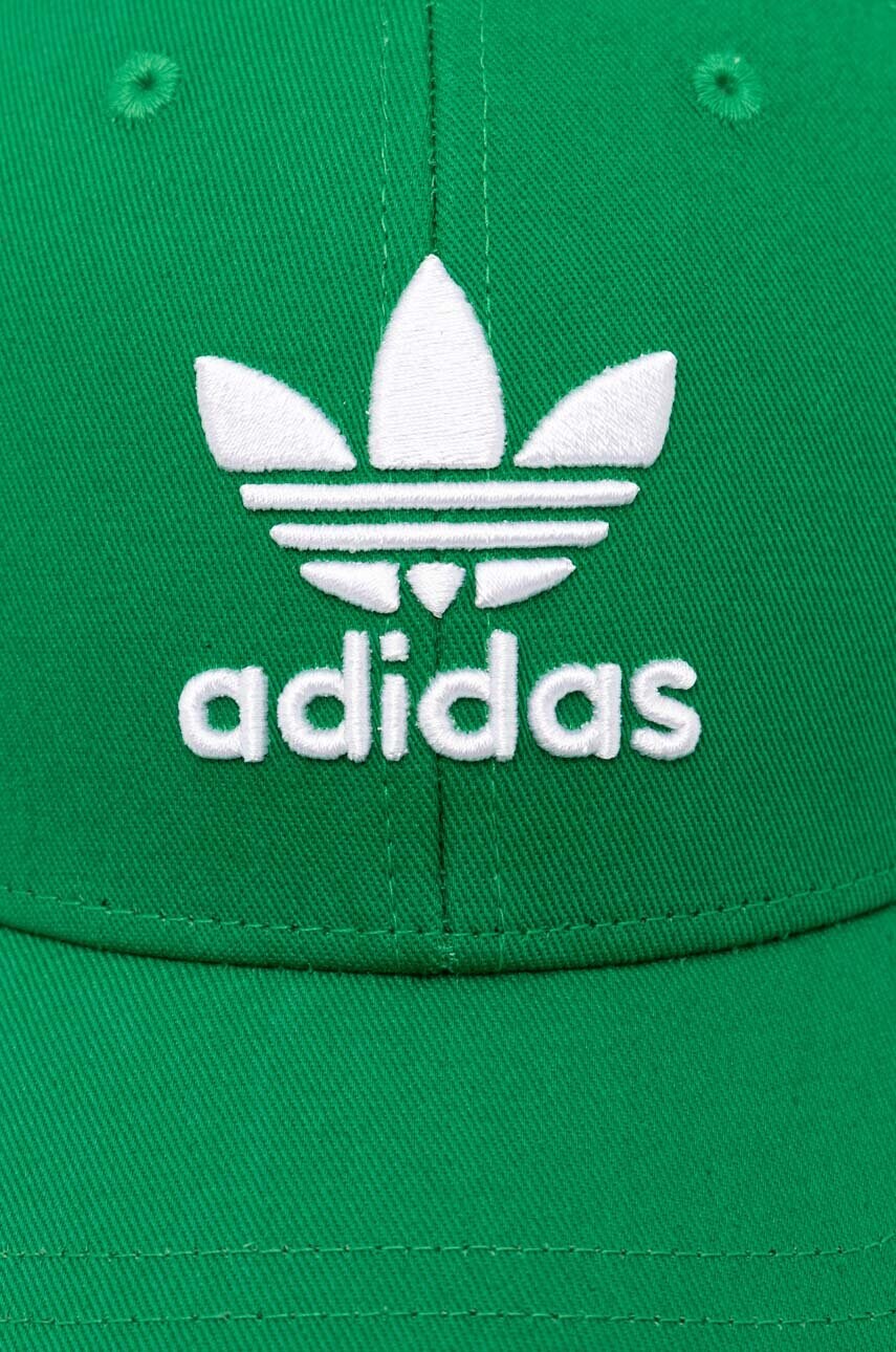 Бавовняна бейсболка adidas Originals колір зелений з аплікацією