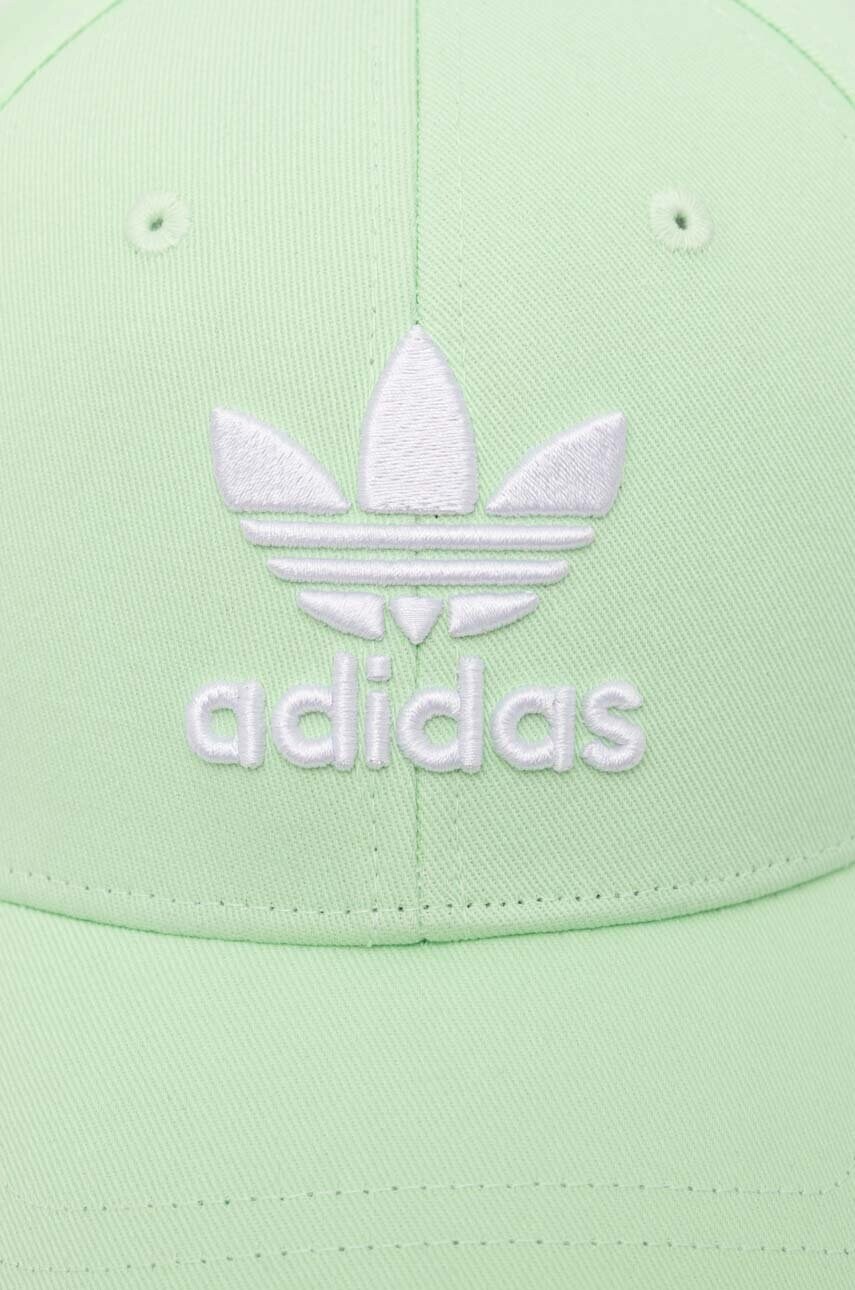 Бавовняна бейсболка adidas Originals колір зелений з аплікацією