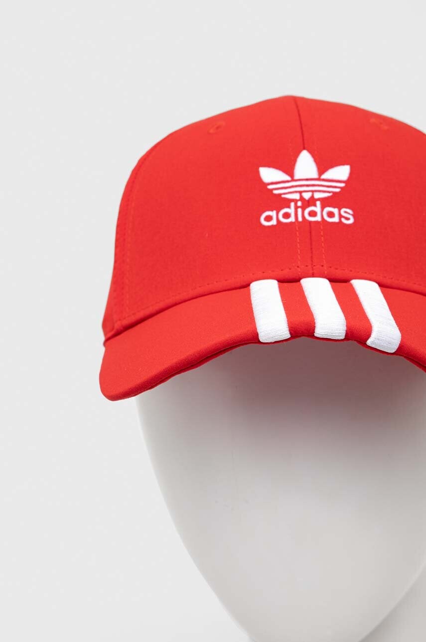 Кепка adidas Originals колір червоний з аплікацією