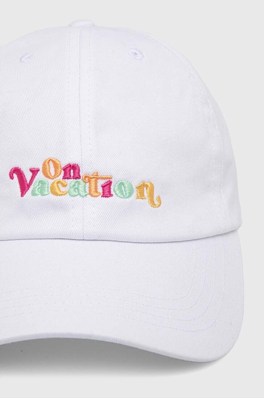 Бавовняна бейсболка On Vacation Enjoy колір білий з аплікацією OVC C23
