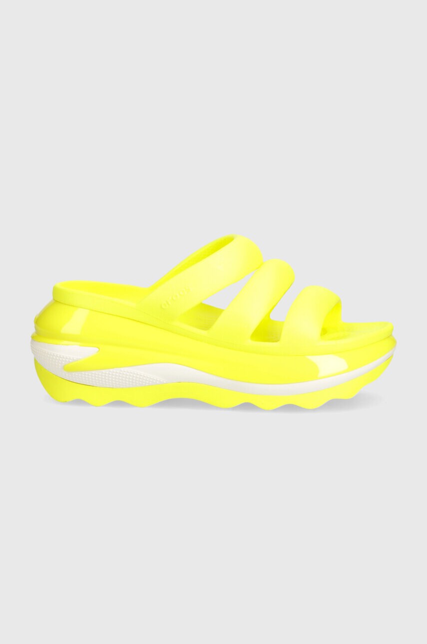 Шльопанці Crocs Mega Crush Triple Strap жіночі колір зелений на платформі 209842