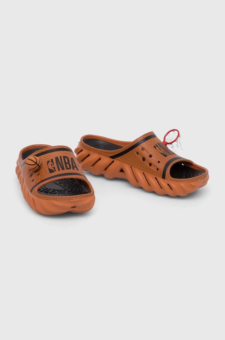 Шльопанці Crocs NBA Echo Slide колір помаранчевий 209791