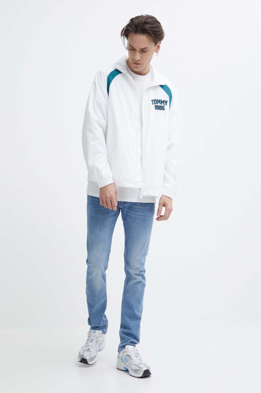 Куртка Tommy Jeans чоловіча колір білий перехідна oversize DM0DM18699